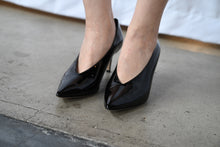 Load image into Gallery viewer, The black pointy heels
