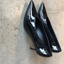 Load image into Gallery viewer, The black pointy heels
