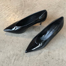 Load image into Gallery viewer, The black pointy heels
