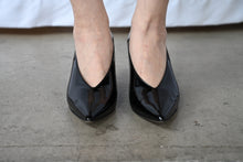 Load image into Gallery viewer, The black pointy heels
