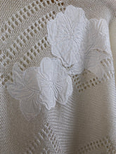 Load image into Gallery viewer, The white knit top w/ flower appliqué
