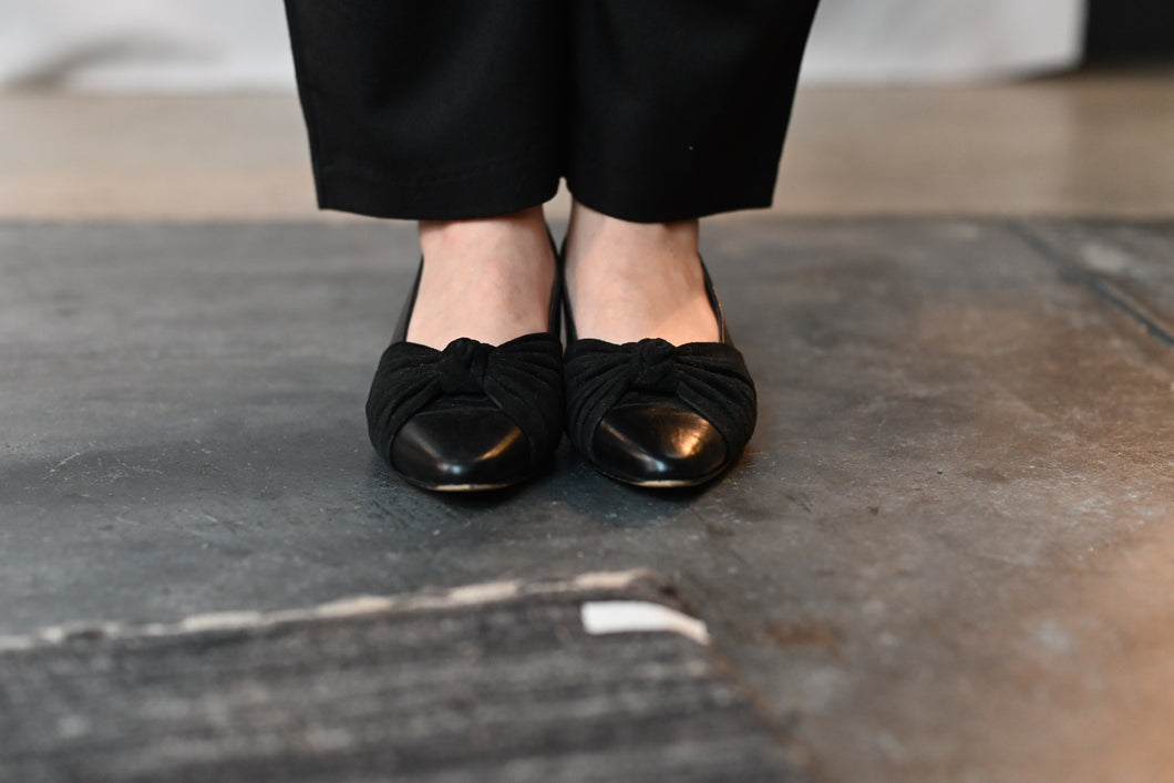 The vintage black ribbon shoes