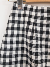 Load image into Gallery viewer, The black/white check mini skirt
