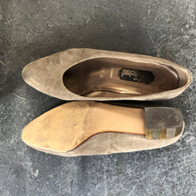 Load image into Gallery viewer, The beige vintage shoes
