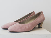 Load image into Gallery viewer, The rose pink suede shows w/ golden heels
