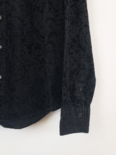 Load image into Gallery viewer, The black blouse with black abstract pattern
