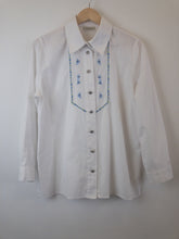 Load image into Gallery viewer, The white Austrian cotton mix blouse / blue stitching
