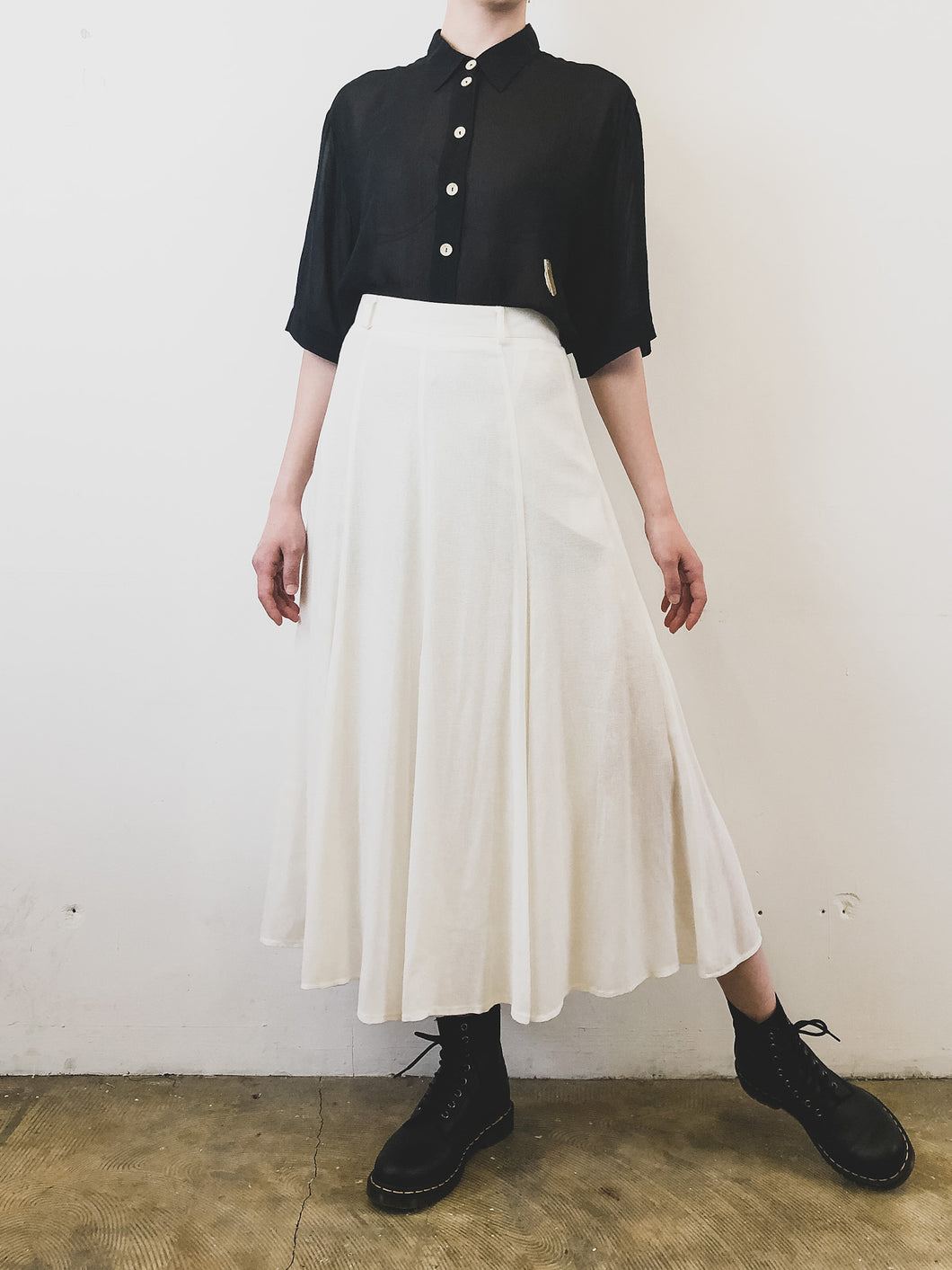 The vintage midi off-white skirt