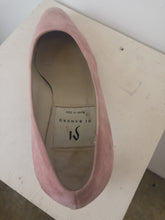 Load image into Gallery viewer, The rose pink suede shows w/ golden heels
