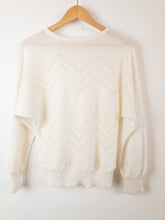 Load image into Gallery viewer, The white knit top w/ flower appliqué
