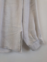 Load image into Gallery viewer, The grey/white linen Tracht top
