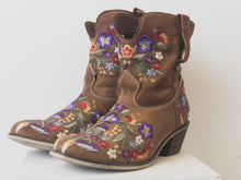 Load image into Gallery viewer, The cowboy boots w/ stitching
