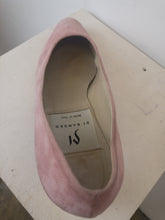 Load image into Gallery viewer, The rose pink suede shows w/ golden heels
