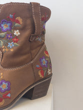 Load image into Gallery viewer, The cowboy boots w/ stitching
