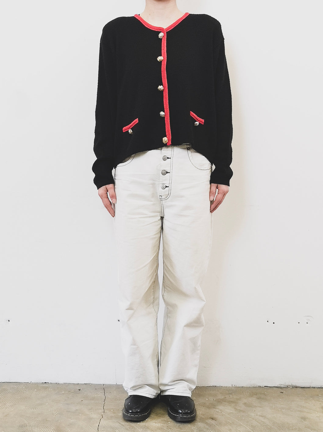 The 80s/90s black cardigan with red details