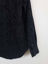 Load image into Gallery viewer, The black blouse with black abstract pattern
