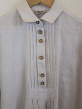 Load image into Gallery viewer, The grey/white linen Tracht top
