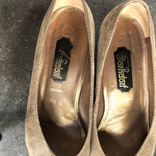 Load image into Gallery viewer, The beige vintage shoes
