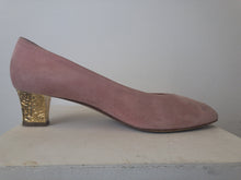 Load image into Gallery viewer, The rose pink suede shows w/ golden heels
