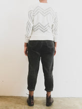 Load image into Gallery viewer, The white knit top w/ flower appliqué
