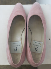 Load image into Gallery viewer, The rose pink suede shows w/ golden heels
