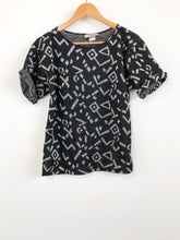 Load image into Gallery viewer, The black silver abstract pattern knit top
