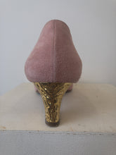 Load image into Gallery viewer, The rose pink suede shows w/ golden heels
