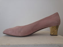 Load image into Gallery viewer, The rose pink suede shows w/ golden heels
