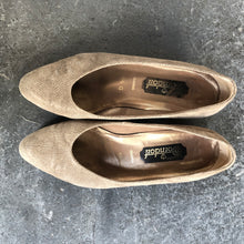 Load image into Gallery viewer, The beige vintage shoes
