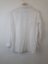 Load image into Gallery viewer, The white Austrian cotton mix blouse / blue stitching
