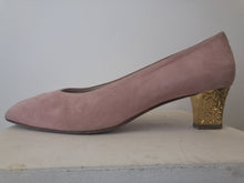 Load image into Gallery viewer, The rose pink suede shows w/ golden heels
