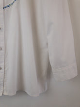 Load image into Gallery viewer, The white Austrian cotton mix blouse / blue stitching
