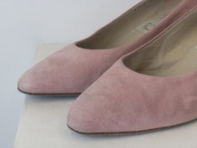 Load image into Gallery viewer, The rose pink suede shows w/ golden heels
