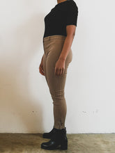 Load image into Gallery viewer, The equestrian pants with suede parts
