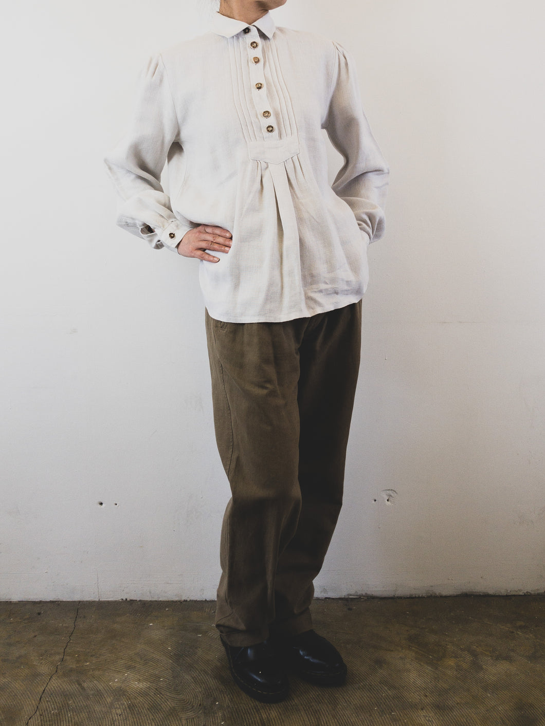 The grey/white linen Tracht top