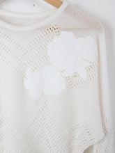 Load image into Gallery viewer, The white knit top w/ flower appliqué
