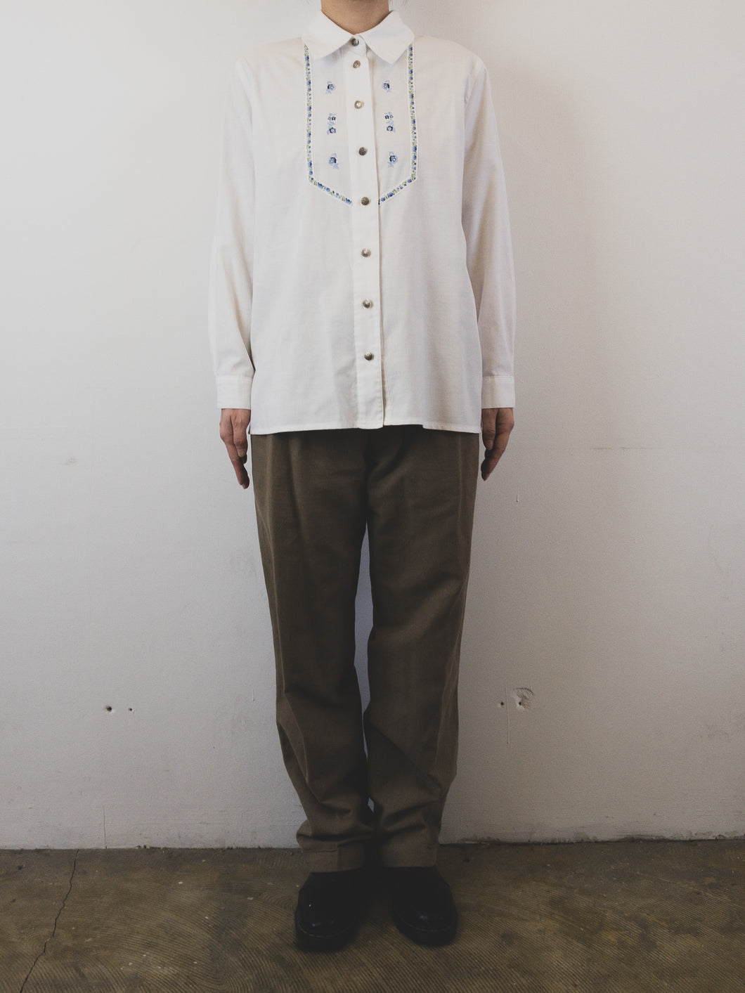 The white Austrian cotton mix blouse / blue stitching